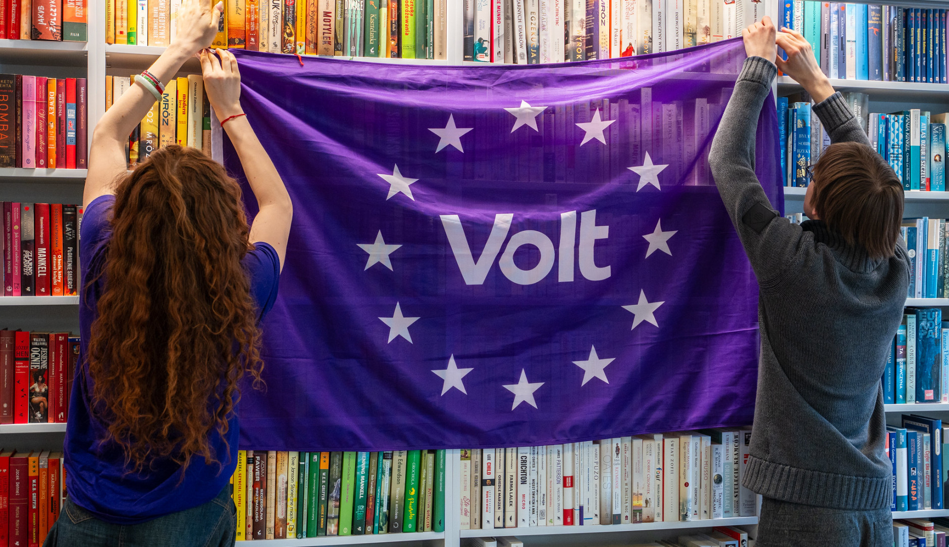 członkowie volt polska wywieszają flagę organizacji