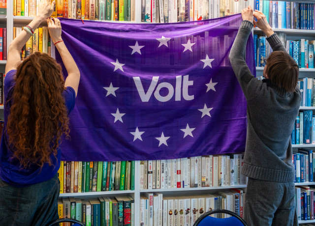 członkowie volt polska wywieszają flagę organizacji