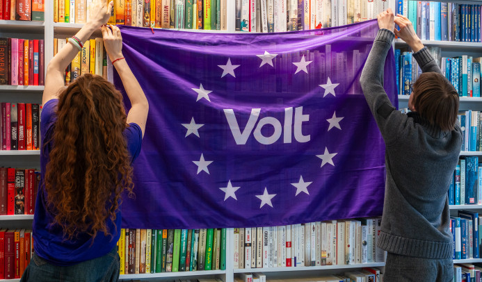 członkowie volt polska wywieszają flagę organizacji