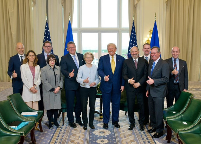Politycy po uzgodnieniu umowy handlowej UE - USA, w tym Donald Trump i Ursula von der Leyen