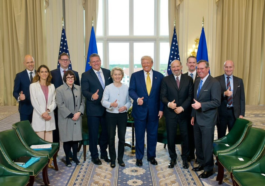 Politycy po uzgodnieniu umowy handlowej UE - USA, w tym Donald Trump i Ursula von der Leyen
