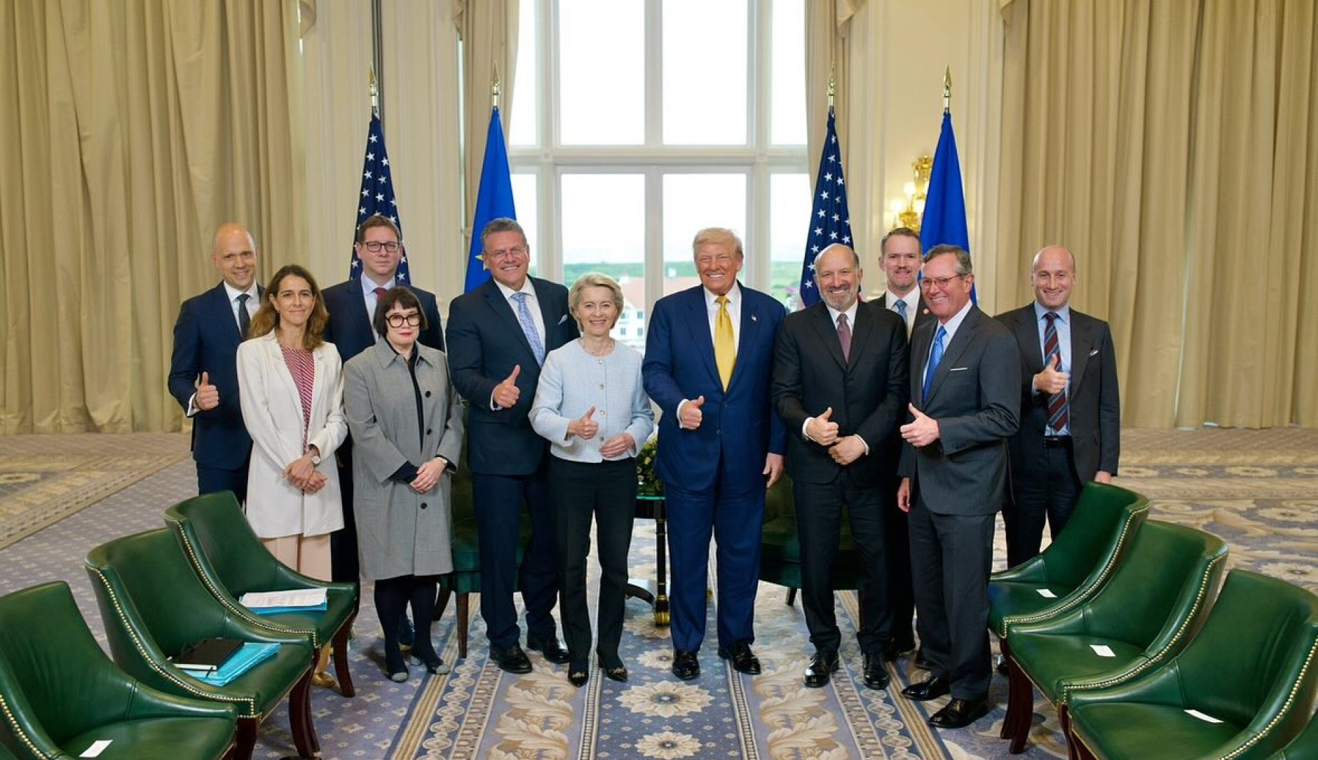 Politycy po uzgodnieniu umowy handlowej UE - USA, w tym Donald Trump i Ursula von der Leyen
