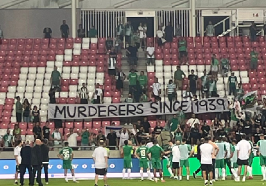 grupa kibiców z Izraela na trybunach kieruje w stronę grających Polaków kłamliwe hasło 
