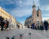 rynek w Krakowie. Widok na kościół mariacki, na płycie rynku dorożki, mieszkańcy miasta i turyści
