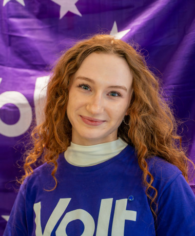 Juliana Bakhtsizina na tle flagi volt