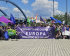 grupa protestujących, tłum gromadzi się wokół baneru w dwóch językach - polskim i niemieckim, o treści 