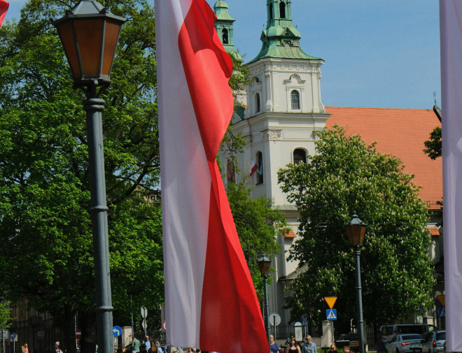 flaga polski na maszcie w mieście