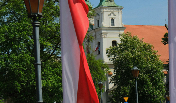 flaga polski na maszcie w mieście
