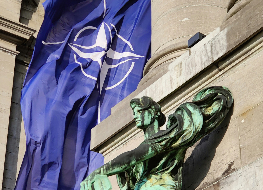 posąg z flagą NATO w tle