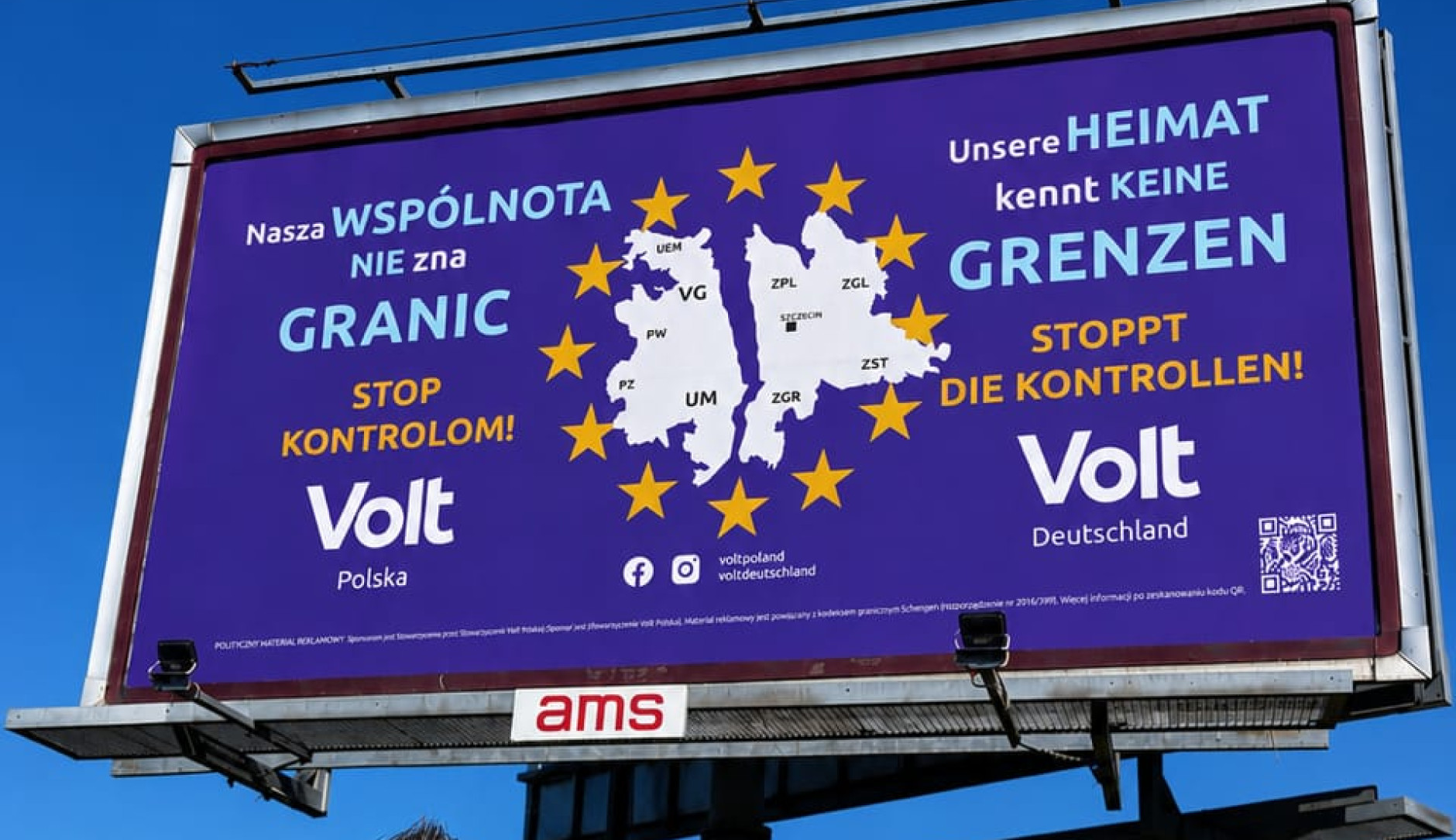 członek volt polska Denny na tle billboardu Volt mówiącego 
